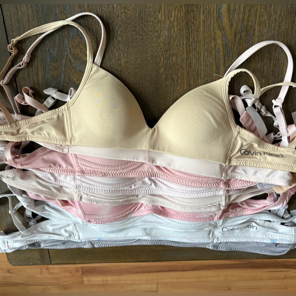 Lot of 10 bras for a young girl - Cream, Pink, White